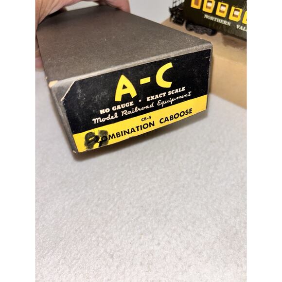 HO Scale Northern Valley Line Caboose #X Green Painted Freight Train - Picture 2 of 11